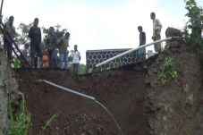 Jembatan Penghubung...