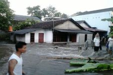 Diguyur Hujan, Tanggul...
