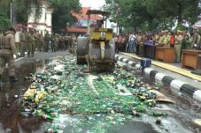 Ribuan Botol Miras Dimusnahkan...