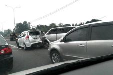 Tabrakan Beruntun di...