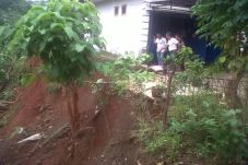 Tebing Longsor Dihantam...