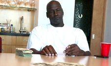 Michael Jordan Kalahkan...
