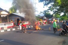 Protes Penangkapan Ratu...