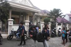 Satroni Rumah Mewah,...