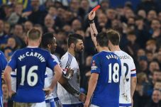 Bersikap Kasar, Costa...