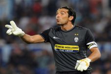 Buffon Ingin Jadi Pecari...