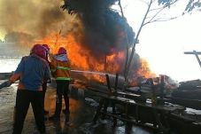 Dua Kapal di Dermaga...