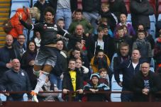 Gol Debut Pato Warnai...