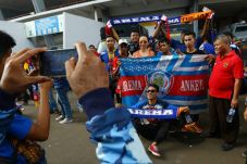 Terkena Batu, Satu Aremania...