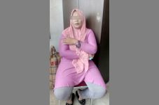 Wanita Ini Sembunyikan...