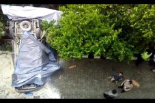 Mobil Terjun Bebas dari...