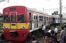 Kereta Anjlok Tutupi...