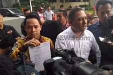 Serahkan Mobil Dinas,...