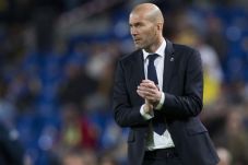 Zinedine Zidane Menatap...