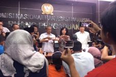 Dua Gepok Bingkisan...