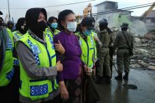 Bela Warga Luar Batang,...