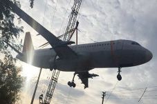 Dipindah dengan Crane,...
