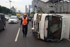 Mobil Truk Pengangkut...