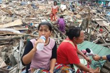 Warga Luar Batang Masih...
