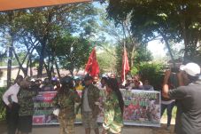 Dicegah TNI-Polri, Massa...