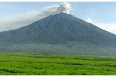 Gunung Kerinci Keluarkan...