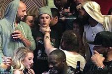 Lihat Leher Justin Bieber...