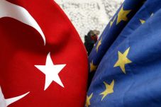 Berangus Media, UE Ancam...