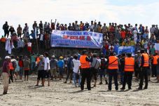Nelayan Lampiaskan Kekesalan...