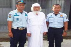 Baasyir Exchanging Cells...