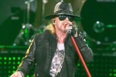 Axl Rose Resmi Jadi...