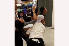 Timpa Pengunjung, Marketing...
