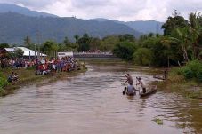Nongkrong di Jembatan,...