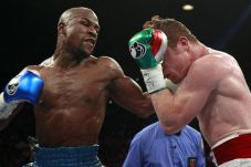 Pukulan Mayweather Jr...