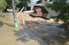 Tanggul Jebol, Perumahan...