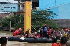 Terjebak Banjir, Empat...
