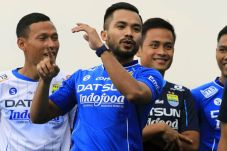 Pakai Kostum Persib...