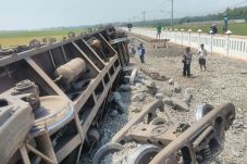 Kereta Barang Terguling...