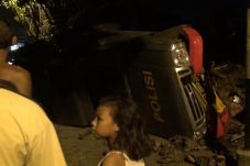 Sopir Sibuk Terima Telpon,...