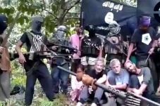 Aquino Perintahkan Militer...