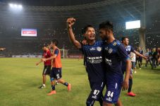 Spesialis Tarung Malam,...