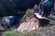 Mobil Tangki Masuk Sungai,...