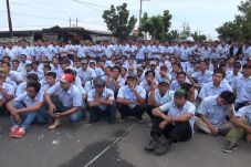 Ribuan Buruh PT SUB...