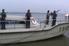 Polisi dan TNI AL Buru...