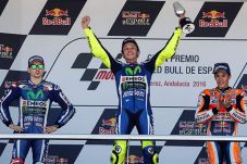 Rossi Sumbangkan Trofi...