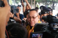 Bantah Terima Suap,...