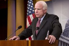 John McCain: Rusia Gunakan...