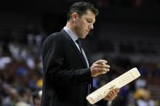 RESMI: Luke Walton Pelatih...