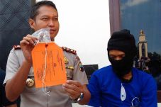 Teriak Minta Tolong,...