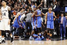 Thunder Balas Spurs,...