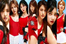 Berpose ala Baywatch,...